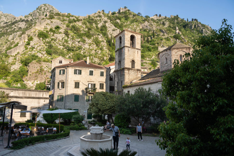 Ville de Kotor et collines