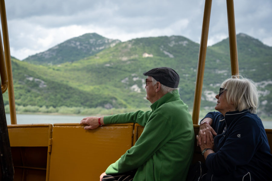 Touristes sur un bateau au lac de Skadar, Monténégro