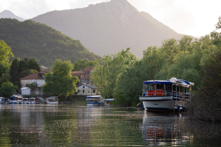 Village de Virpazar, lac de Skadar au coucher du soleil