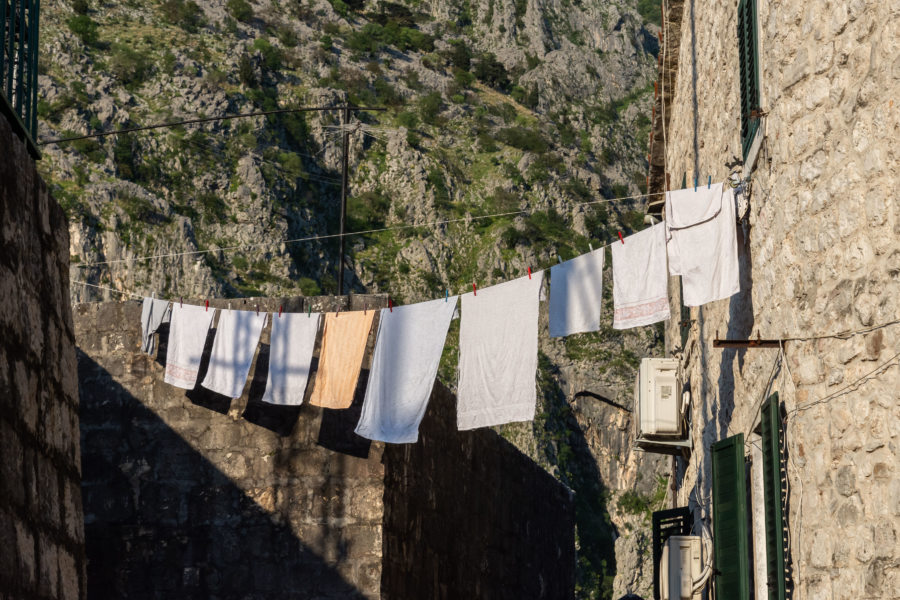 Linge qui sèche dans les rues de Kotor