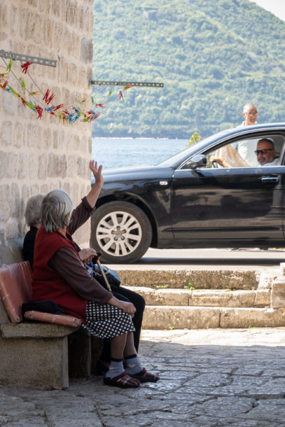 Mamies sur un banc à Perast au Monténégro