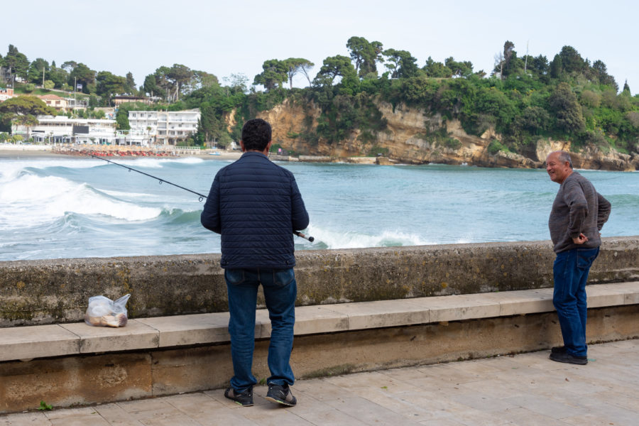 Pêcheurs en bord de mer à Ulcinj au Monténégro