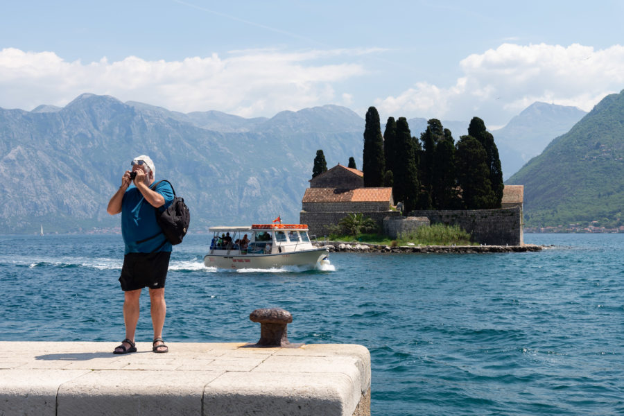 Touriste sur l'île Notre-Dame du Rocher à Perast