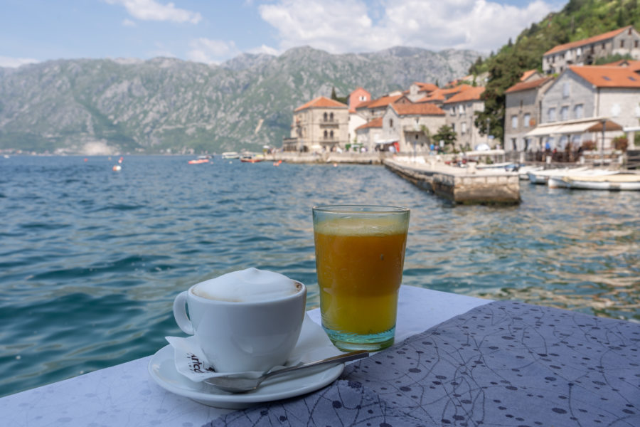 Petit déjeuner au bord de l'eau à Perast au Monténégro