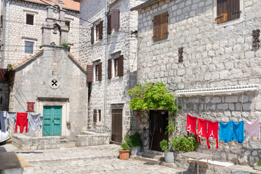 Petite église et linge qui sèche dehors à Perast