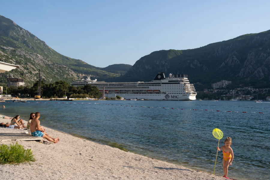 Plage de Kotor, fillette et paquebot