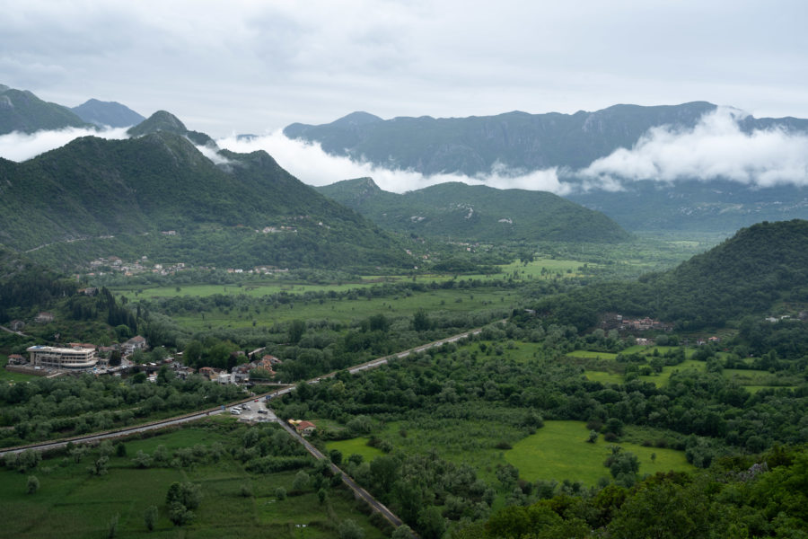 Point de vue sur la campagne derrière Virpazar au Monténégro