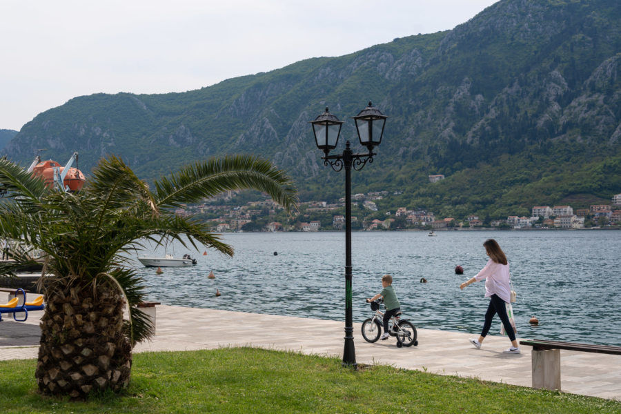 Promenade au bord de l'eau entre Dobrota et Kotor au Monténégro