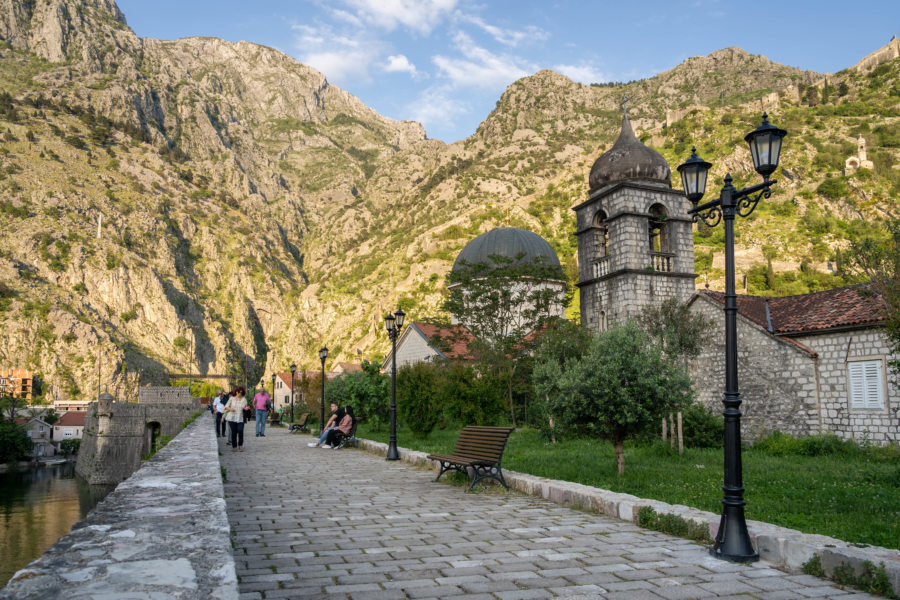 Promenade sur les remparts de la vieille ville de Kotor au Monténégro