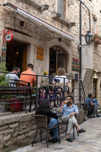 Terrasse de bar dans une ruelle de Kotor