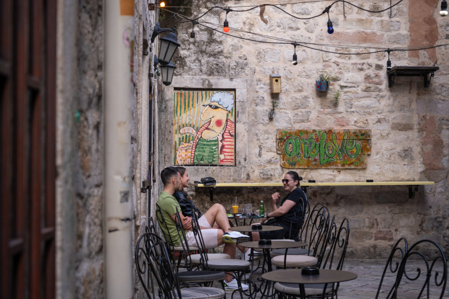 Terrasse de bar à Stari Grad, la vieille ville de Kotor