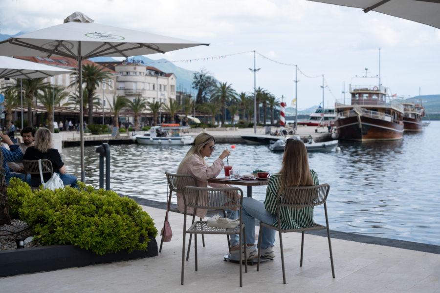 Terrasse de café à Tivat, baie de Kotor, Monténégro