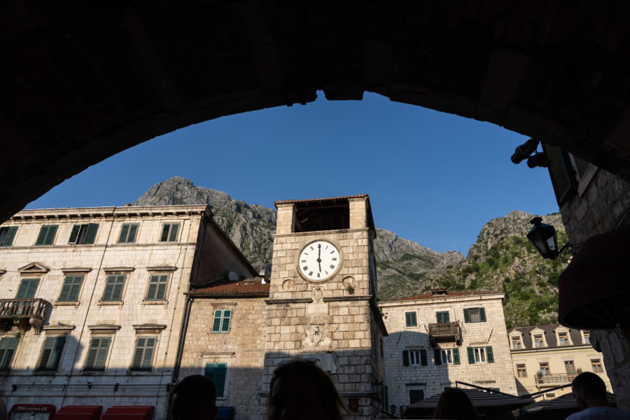Tour horloge dans la vieille ville de Kotor