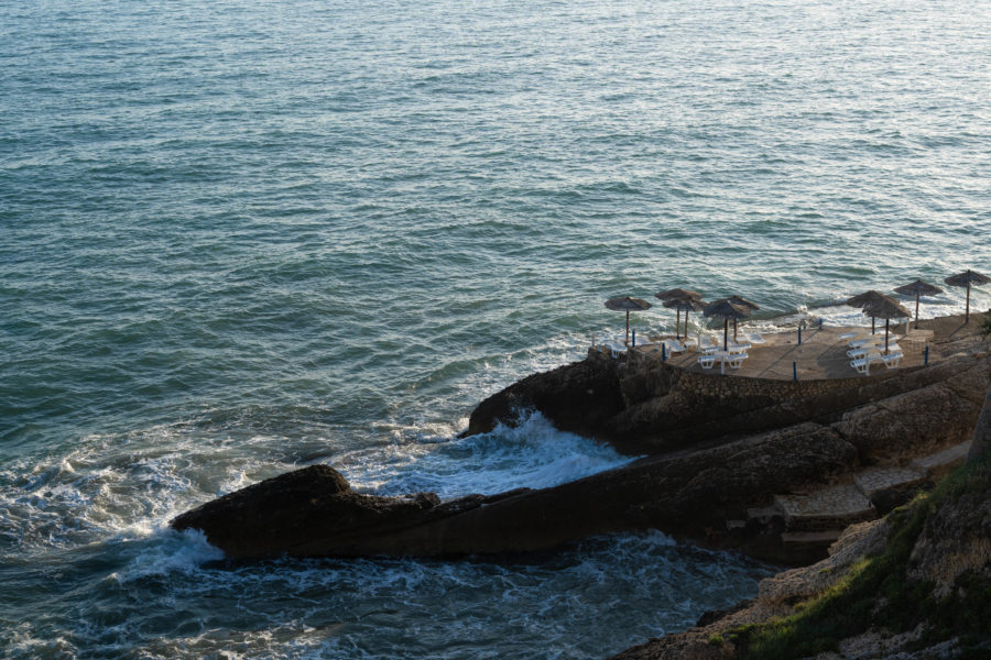 Transats au bord de la mer, en bas de la vieille ville d'Ulcinj