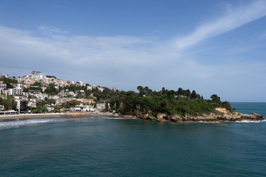 Péninsule de Jadran et petite plage à Ulcinj