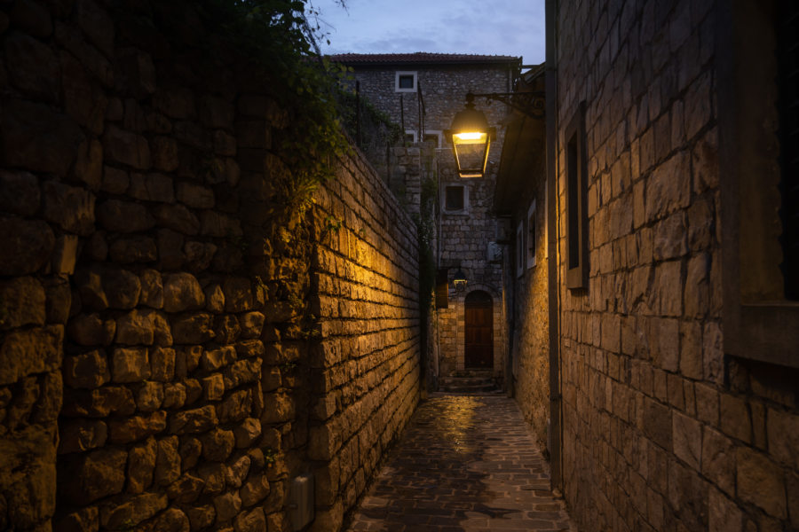 Vieille ville d'Ulcinj de nuit au Monténégro