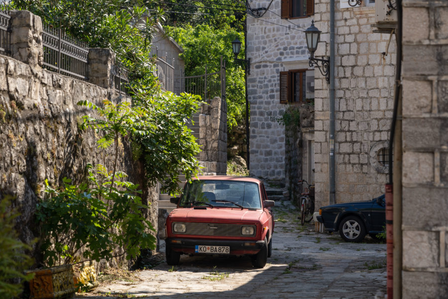 Vieille voiture dans la ville de Perast au Monténégro