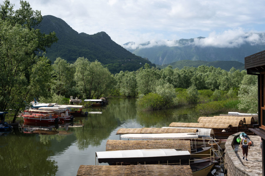 Virpazar et ses bateaux, au bord du lac de Skadar au Monténégro