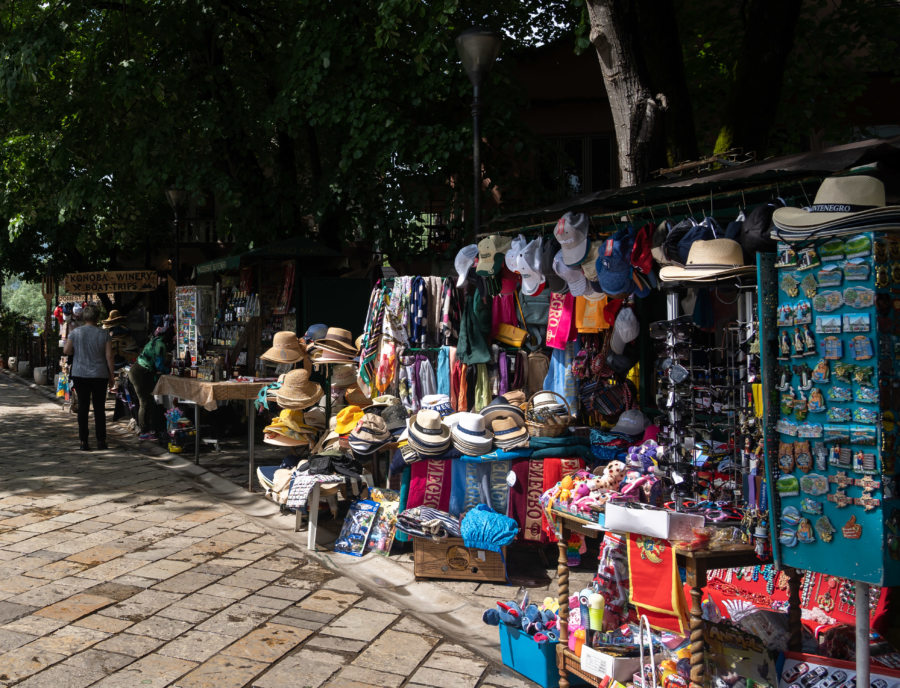 Boutiques pour touristes à Virpazar au Monténégro