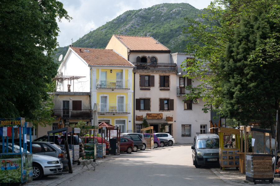 Ville de Virpazar, lac de Skadar au Monténégro