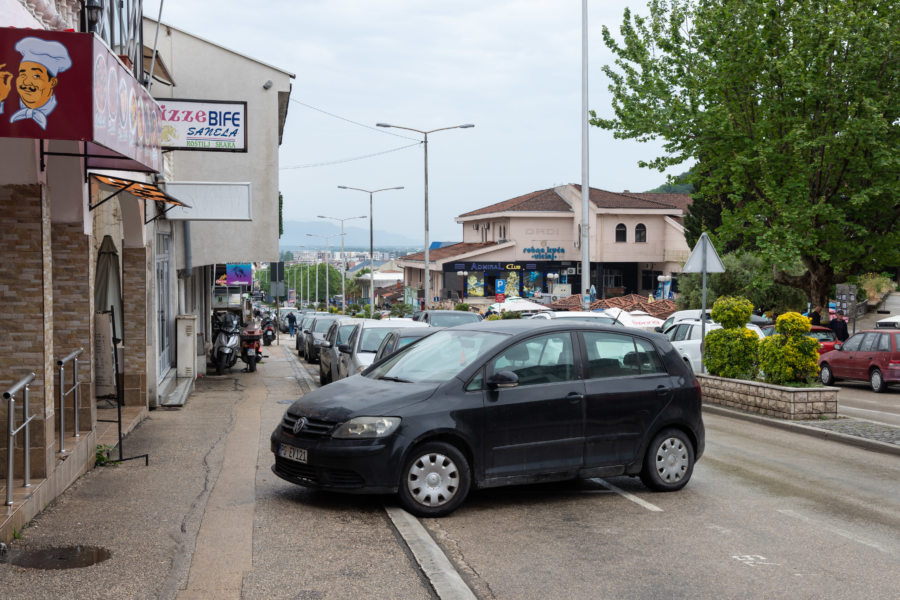 Voiture mal garée à Ulcinj au Monténégro