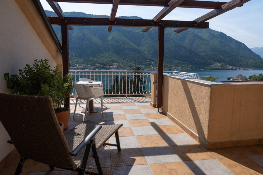 Vue depuis la terrasse de l'hôtel à Kotor