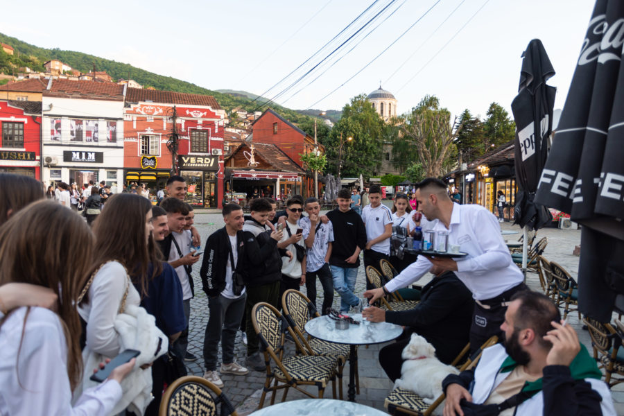 Adolescents en voyage dans la ville de Prizren au Kosovo