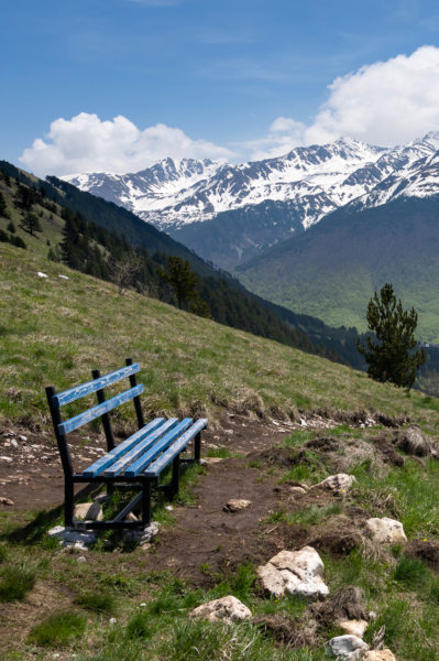 Banc avec vue sur les Monts Šar au Kosovo