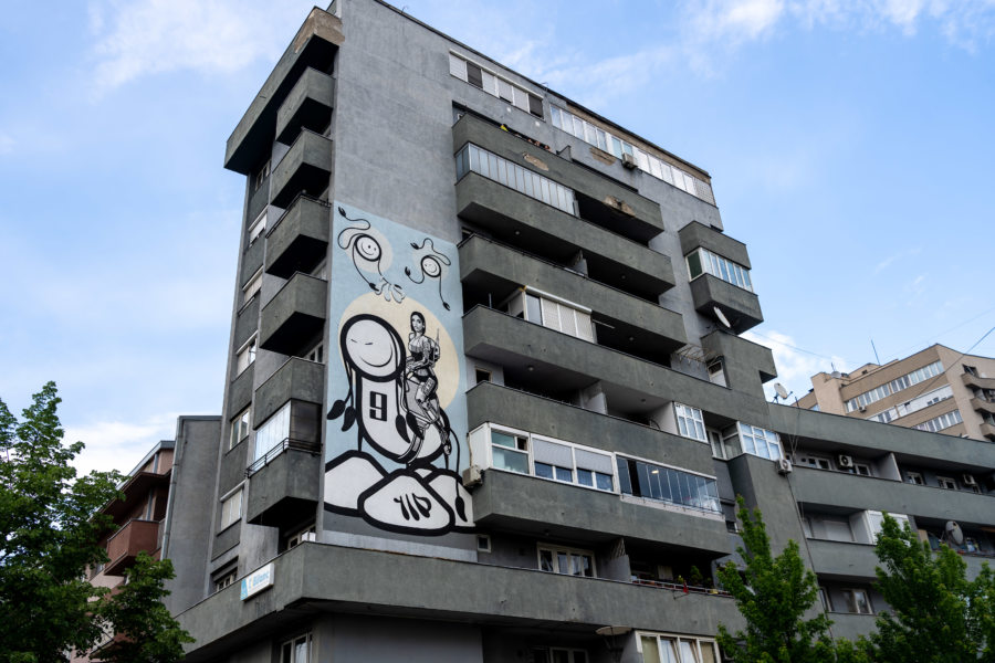 Dua Lipa sur un immeuble, street art à Pristina