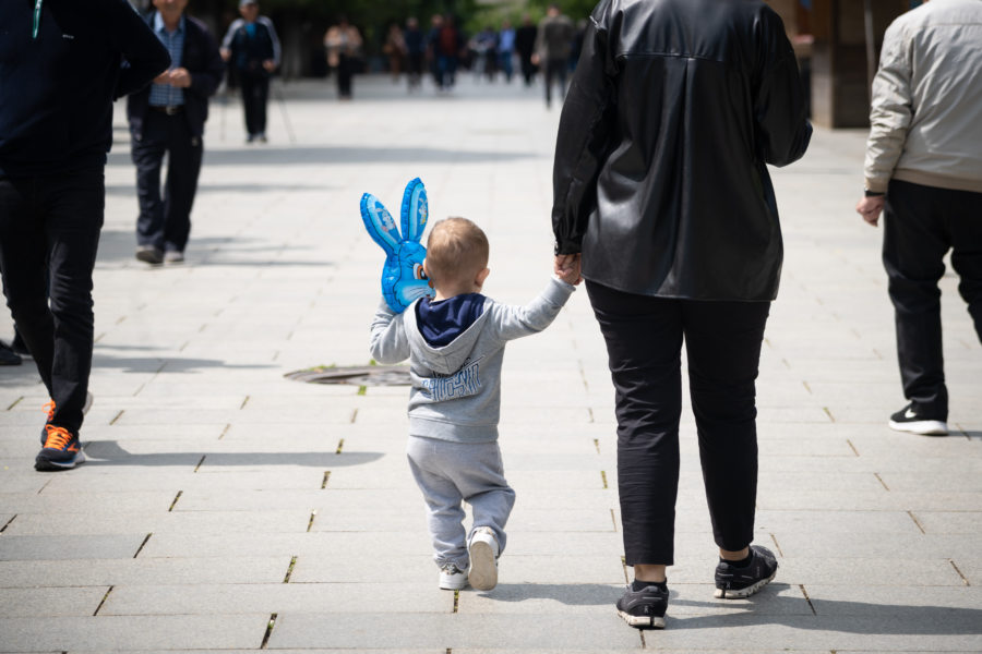 Enfant avec ballon à Pristina, Kosovo