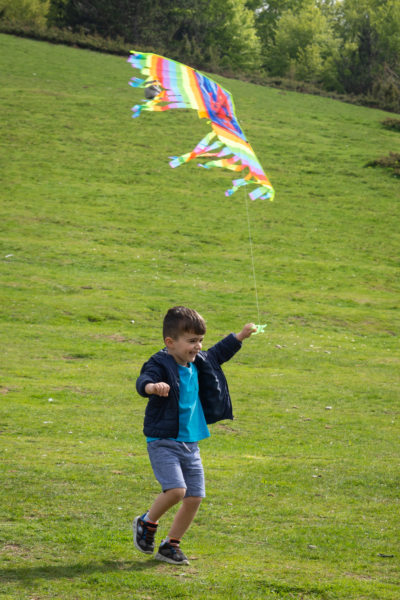 Enfant au cerf-volant à Prevalla au Kosovo