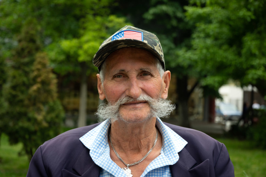 Kosovar moustachu avec casquette américaine