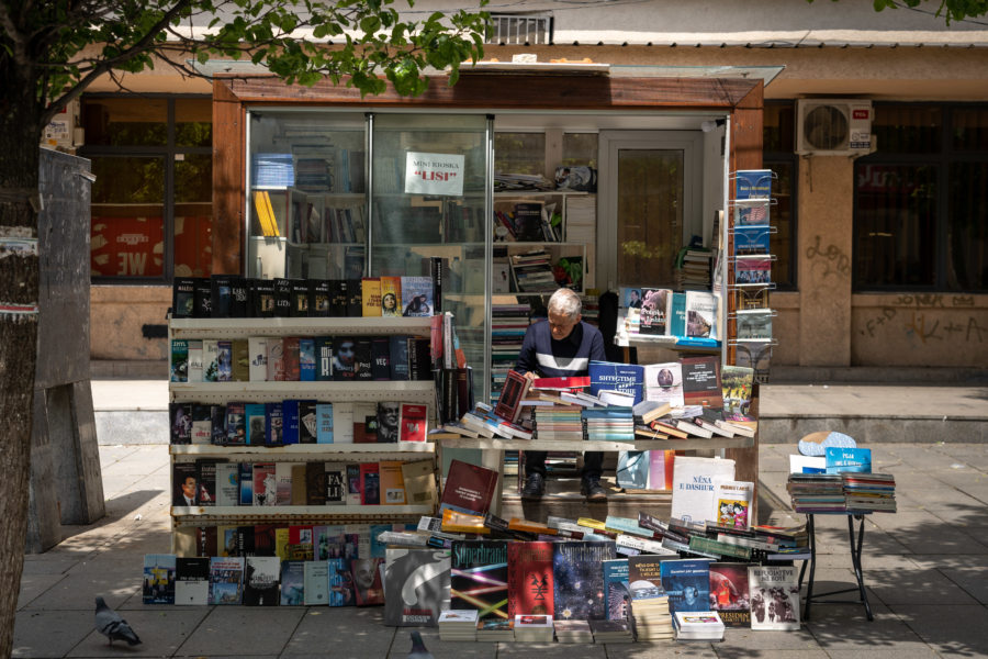 Librairie dans une rue de Pristina au Kosovo