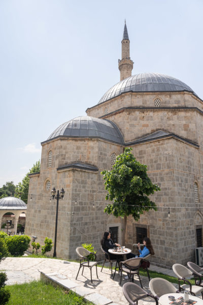 Café derrière la mosquée Sinan Pacha à Prizren
