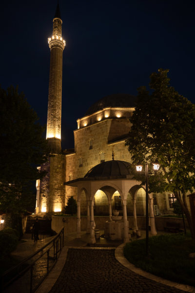 Mosquée Sinan Pacha de nuit à Prizren