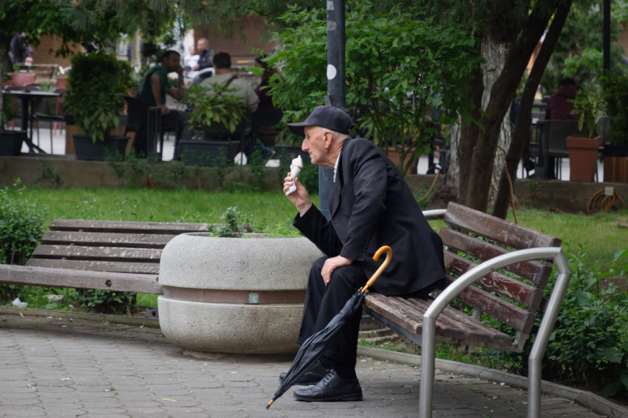 Papi qui mange une glace à Pristina, Kosovo