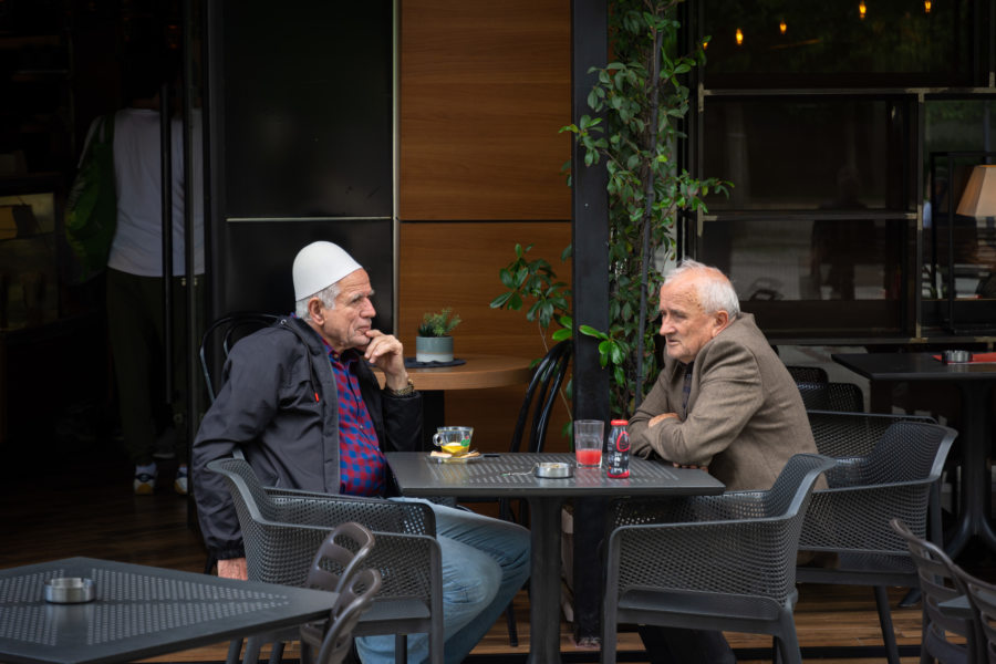 Papis en terrasse de café à Pristina, Kosovo