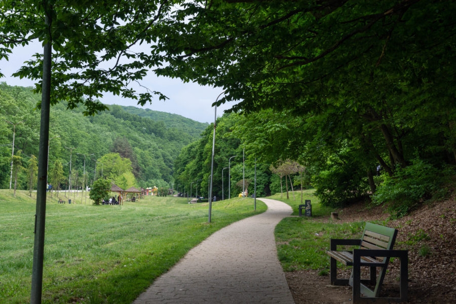 Promenade au parc Germia à Pristina, Kosovo