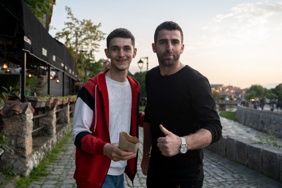 Portrait de passants à Prizren au Kosovo