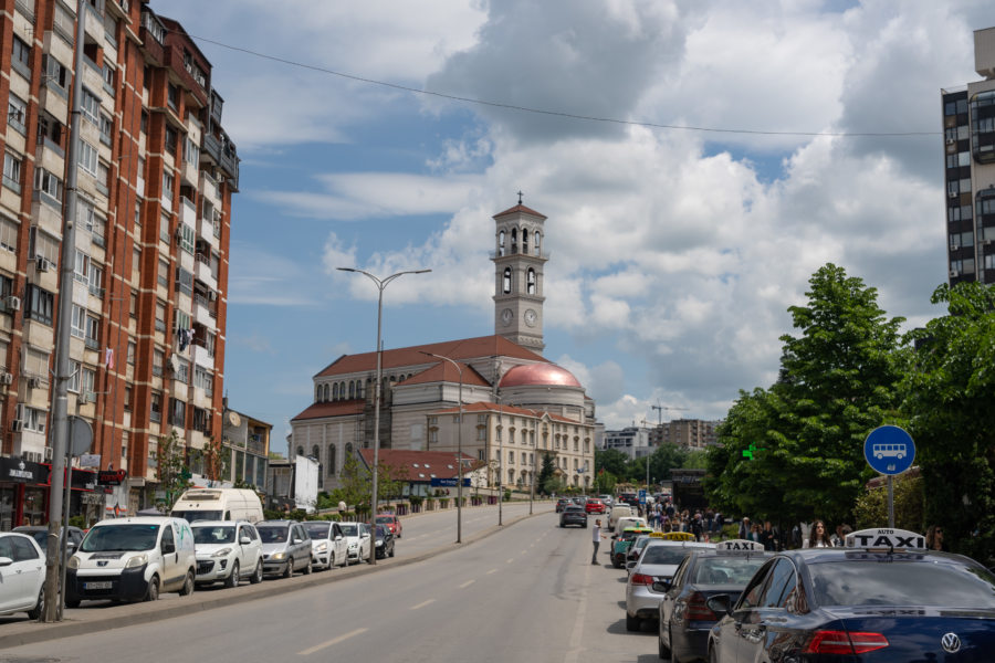 Boulevard Bill Clinton et Cathédrale Mère Teresa à Pristina