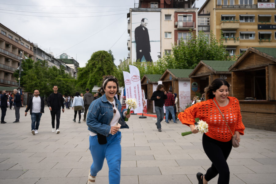 Pristina, jeunes filles aux fleurs