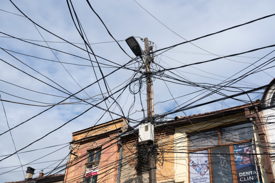 Fils électriques à Prizren dans les Balkans