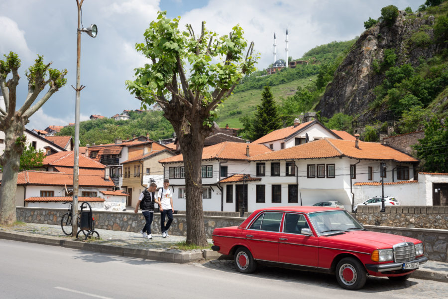 Vieille voiture et maisons traditionnelles à Prizren