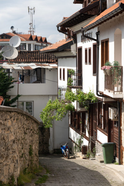 Jolie rue de Prizren au Kosovo