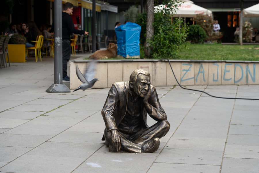 Statue d'homme assis à Pristina