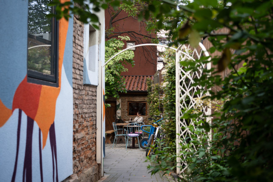 Terrasse de café à Pristina, Kosovo