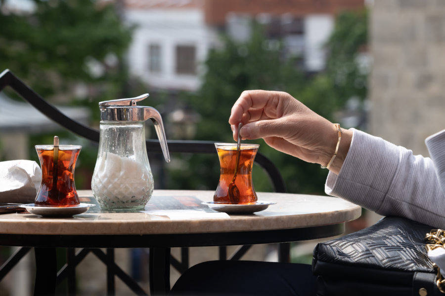 Thé en terrasse à Prizren au Kosovo