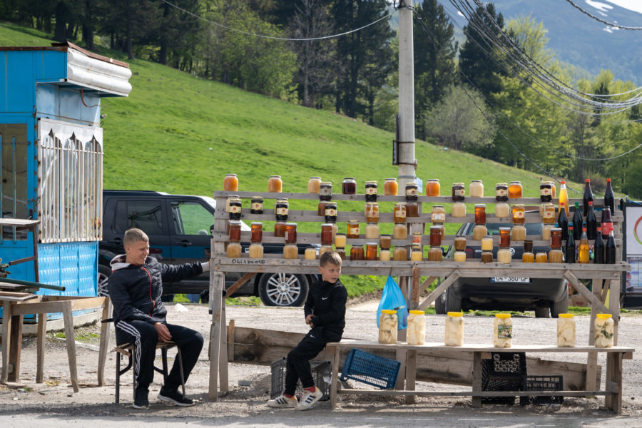 Enfants vendeurs de miel à la montagne, Monts Sar