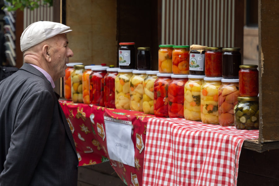 Vendeur de bocaux à Pristina