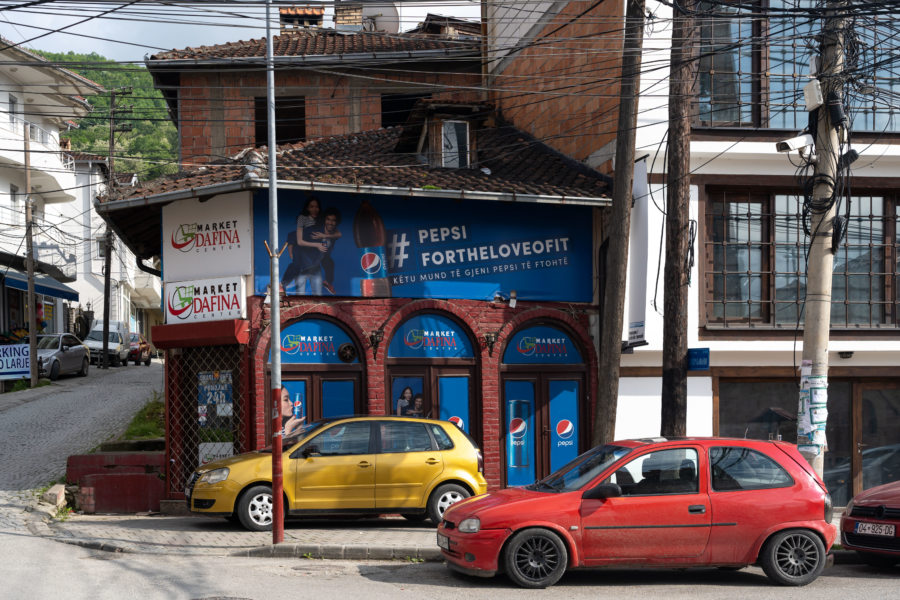 Ville de Prizren avec voitures et poteaux électriques